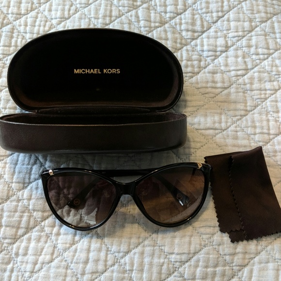 Sunglasses with hard case - Picture 6 of 6